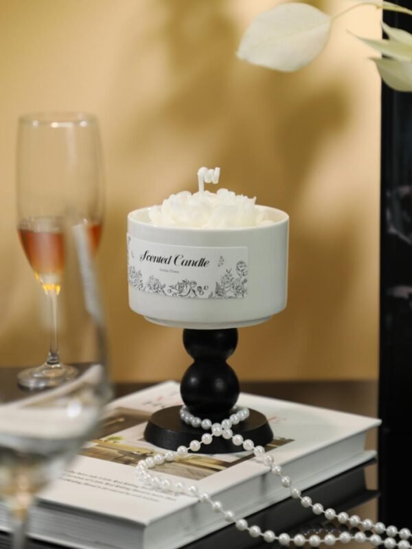 Camellia-shaped scented candle