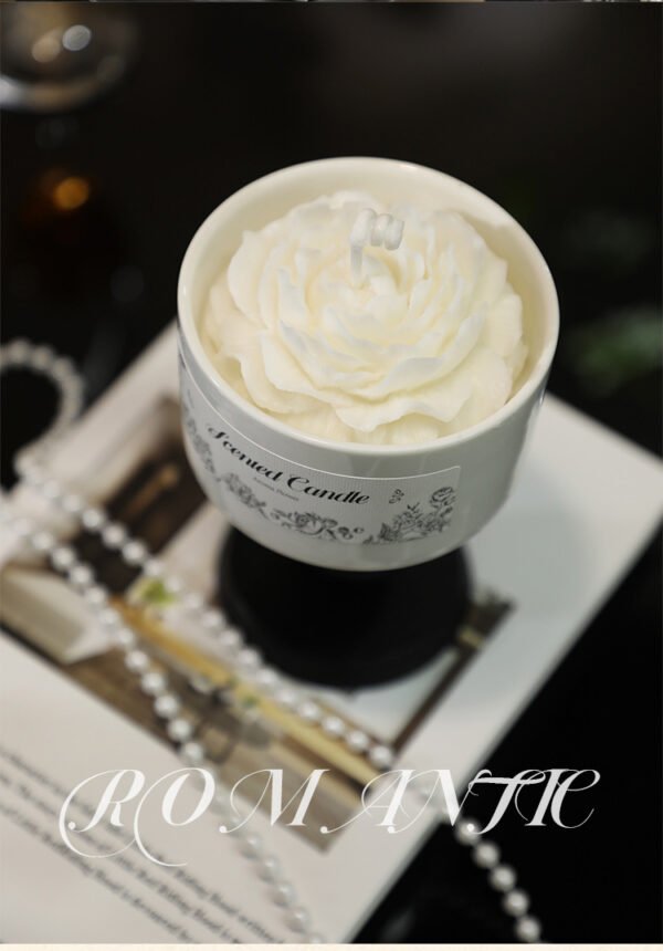 Camellia-shaped scented candle